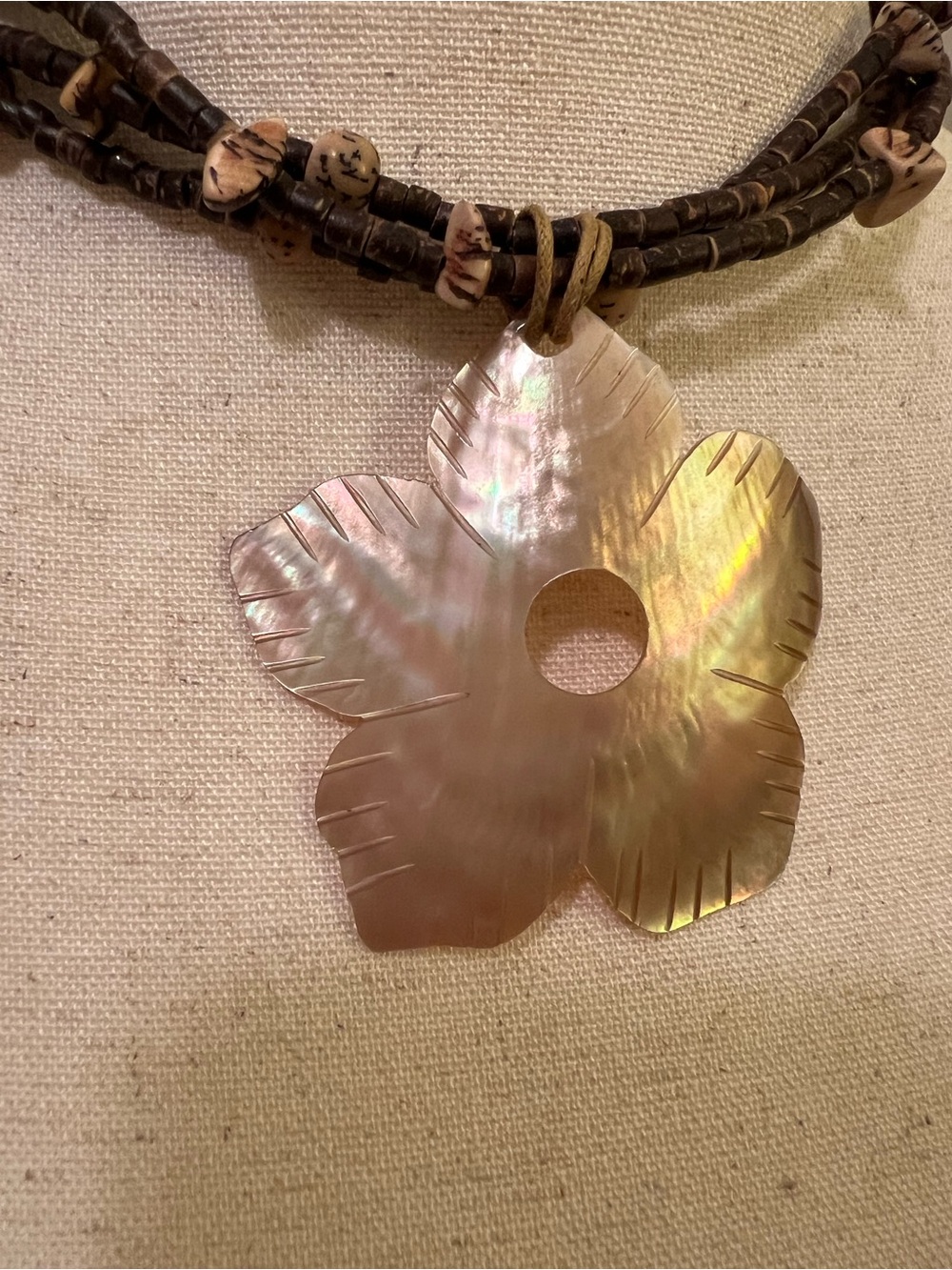 Mother of Pearl Flower Pendant Necklace Handcrafted with Coconut Beads - Vintage - Picture 2 of 7